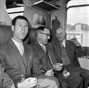 849038 Afbeelding van reizigers in een een coupé van een trein.N.B. Het gaat hier om personeelsleden van de dienst van ...